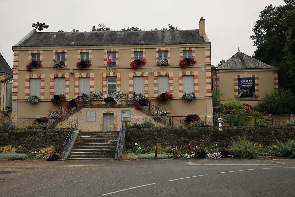 Mairie et Musée de Villaines — les — Rochers