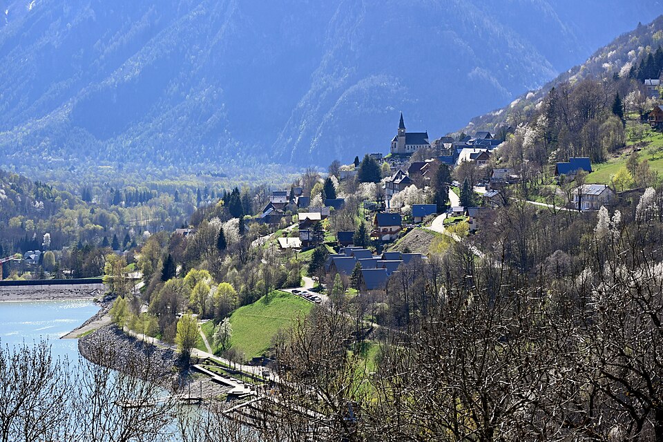 View of Allemond in spring from Oz, 2026