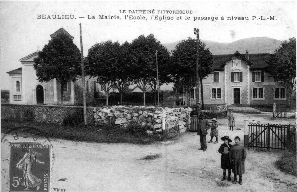 Beaulieu, la mairie, l'école l'église et le passage à niveau, 1911, p 19 l'Isère les 533 communes — Vinay