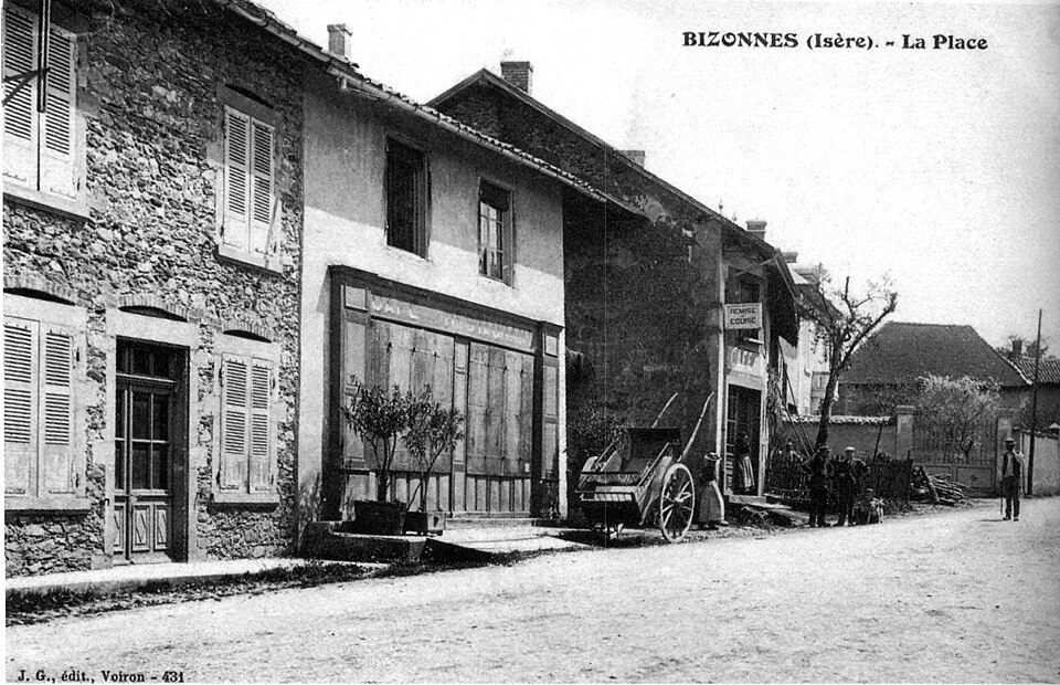Bizonnes, la place, 1910, p 26 l'Isère les 533 communes — J