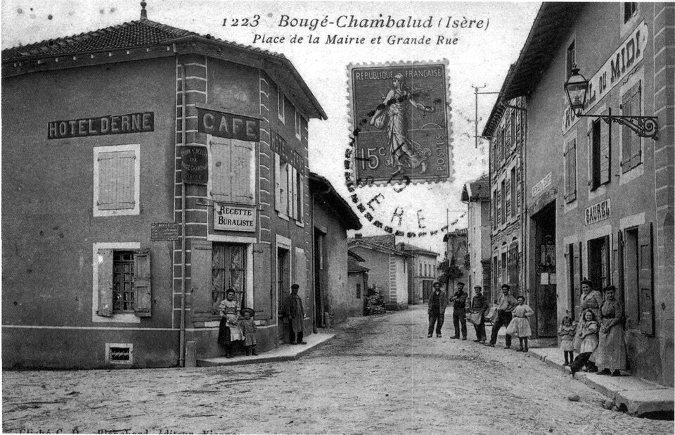Bougé chambalud, place de la mairie et Grande Rue, 1919, p 28 l'Isère les 533 communes — 