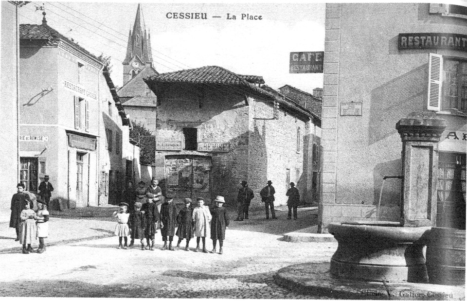 Cessieu, la place en 1925, p 36 de L'Isère les 533 communes — cliché V Glatier, Cessieu