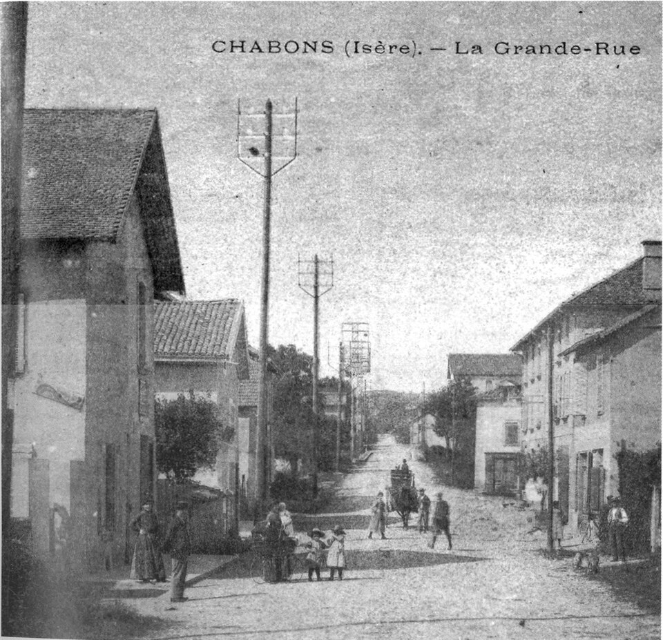 Chabons, la Grande Rue en 1920, p 37 de L'Isère les 533 communes