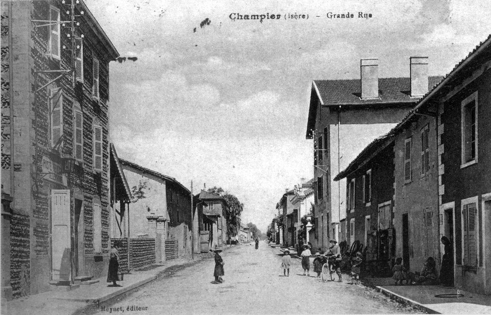 Champier, grande rue en 1922, p 41 de L'Isère les 533 communes — photo Meynet éditeur