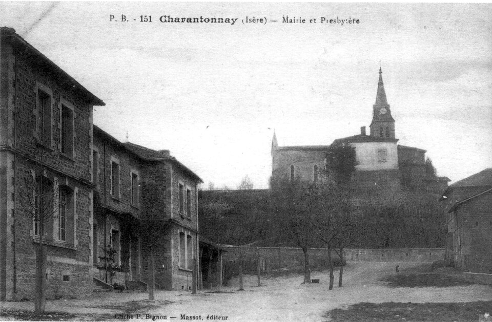 Charantonnay, mairie et presbytère en 1912, p 46 de L'Isère les 533 communes — cliché P. Bignon, Massot édituer