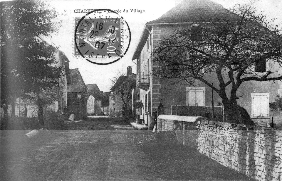 Charette, entrée du village en 1907, p 47 de L'Isère les 533 communes