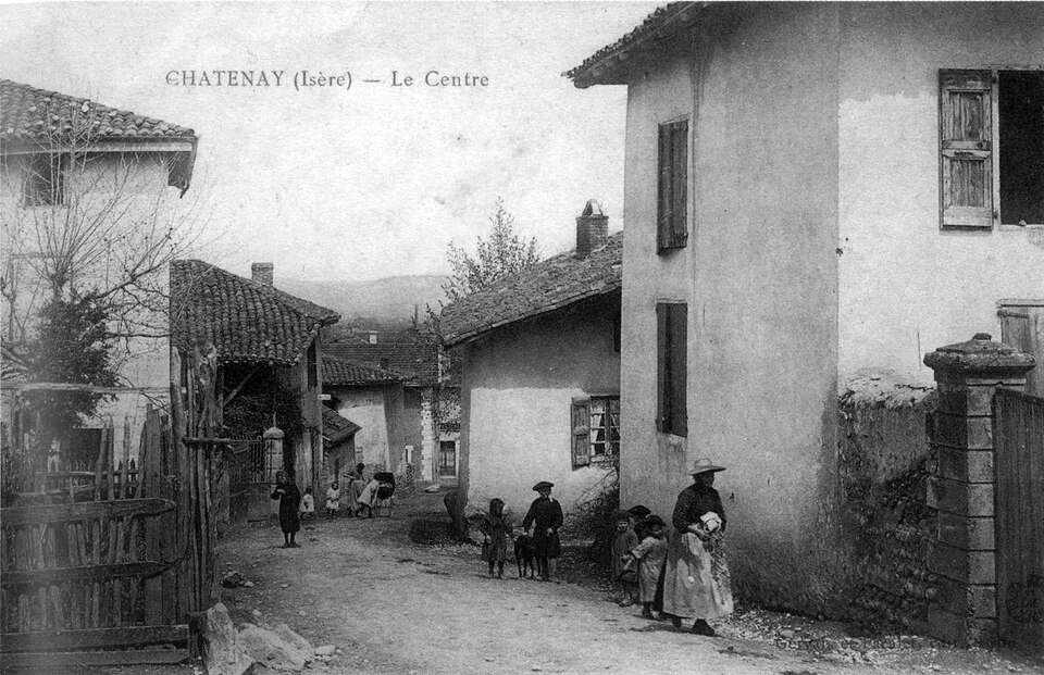 Chatenay, le centre en 1920, p 51 de L'Isère les 533 communes