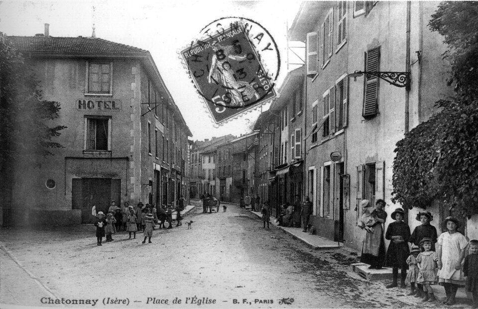 Chatonnay, place de l'église en 1913, p 51 de L'Isère les 533 communes — B.F. Paris