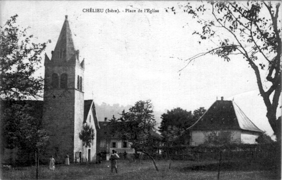 Chélieu place de l église