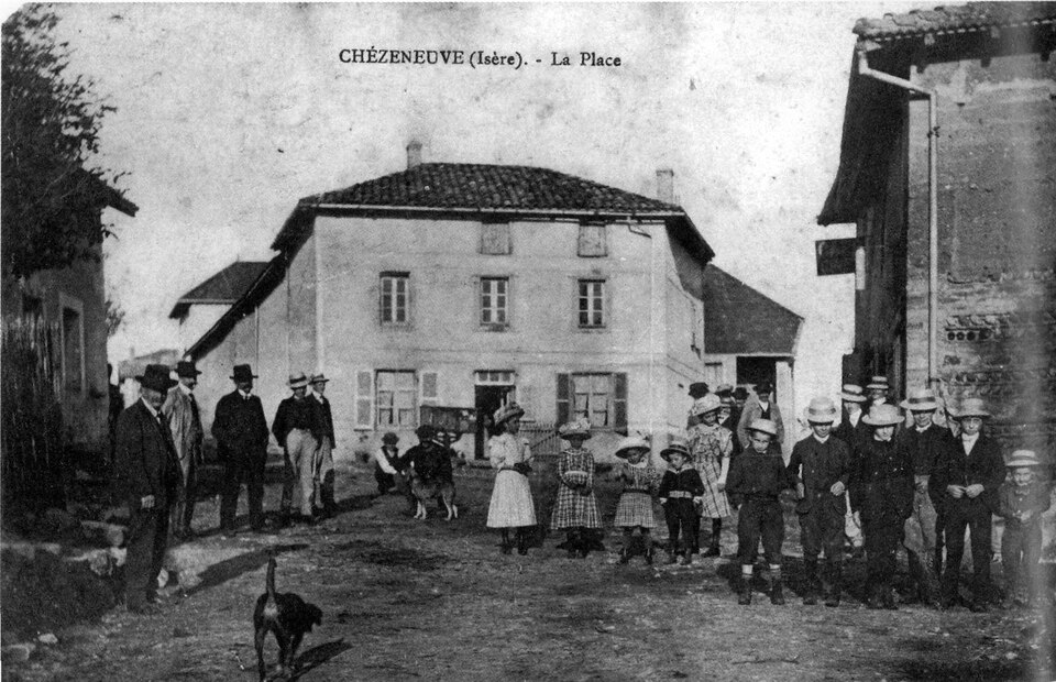 Chèzeneuve, la place, en 1912, p 54 de L'Isère les 533 communes