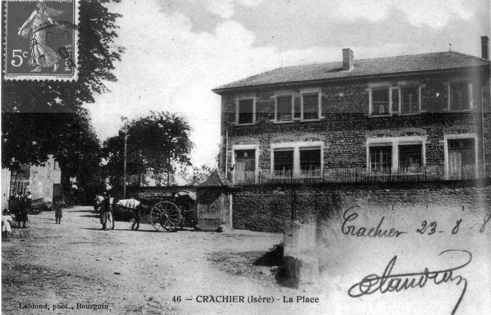 Crachier, la place en 1908, p 70 de L'Isère les 533 communes — photo Leblond, Bourgoin