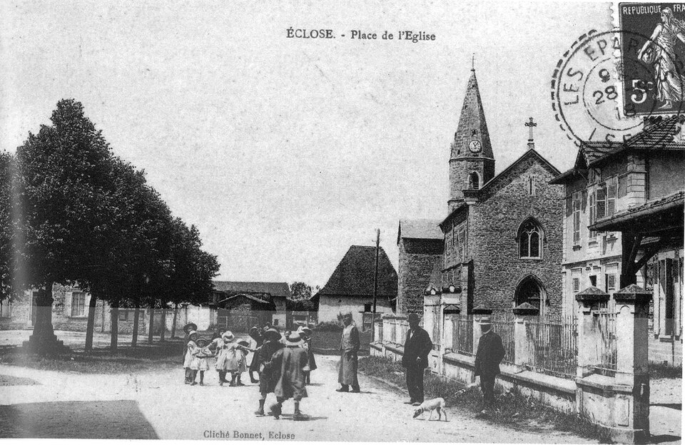 Eclose, place de l'église en 1918, p 79 de L'Isère les 533 communes — cliché Bennet, Eclose