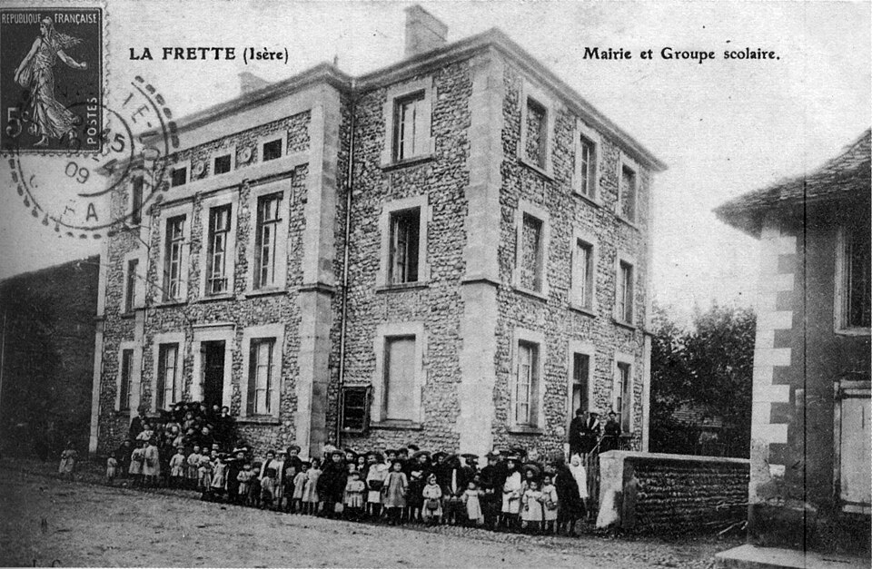La Frette, mairie et groupe scolaire en 1909, p 89 de L'Isère les 533 communes — L C