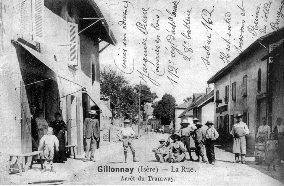Gillonnay, la rue, arrèt du tramway en 1908, p 92 de L'Isère les 533 communes