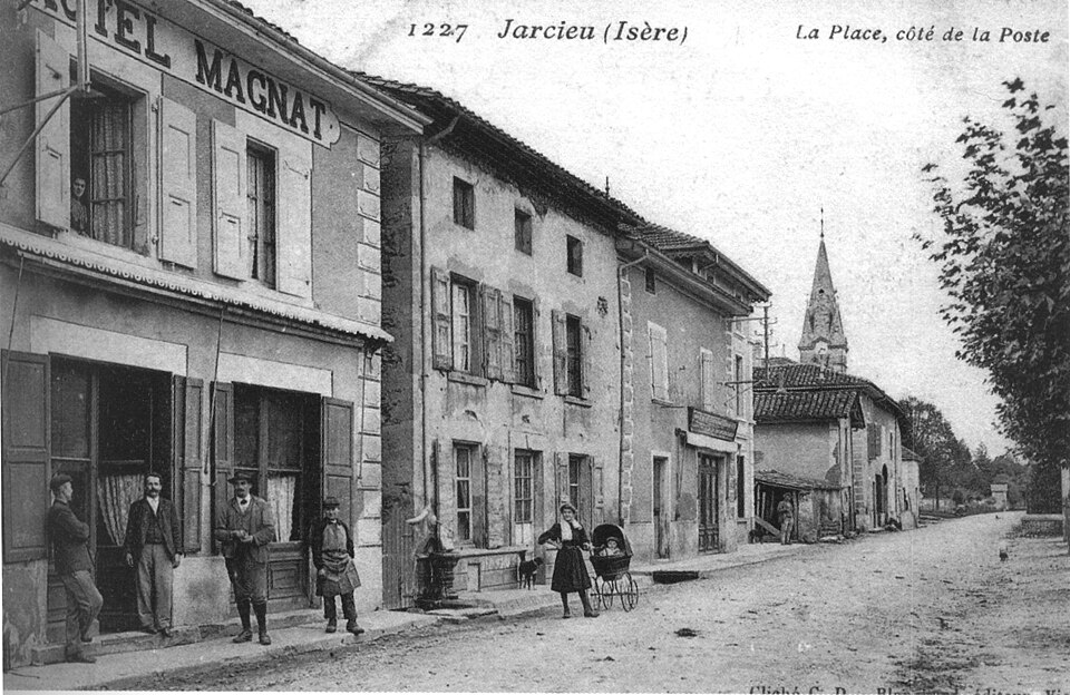 Jarcieu, la place côté de la poste, en 1908, p 109 de L'Isère les 533 communes — cliché C D Blanchard, éditeur à Vienne
