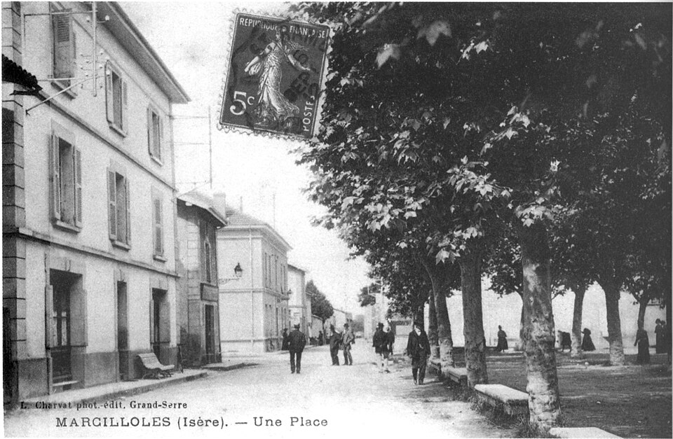 Marcilolles, une place en 1911, p 118 de L'Isère les 533 communes — L Charvat phot — édit à Grand — Serre