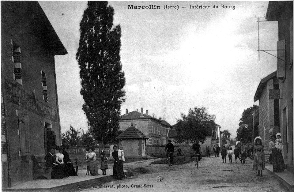 Marcollin, intérieur du bourg en 1910, p 118 de L'Isère les 533 communes — L Charvat phot — édit à Grand — Serre
