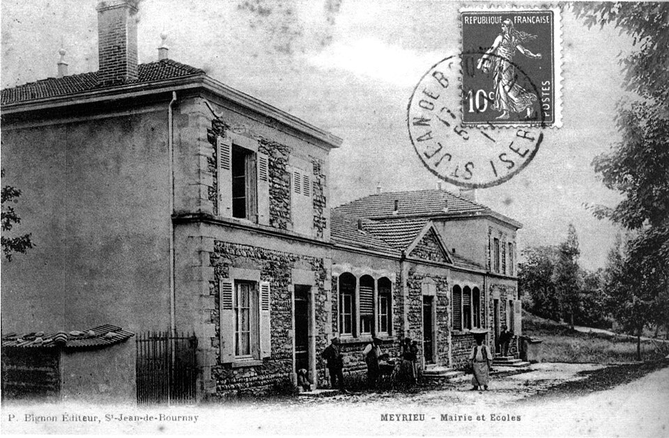 Meyrieu — les — étangs, mairie et écoles en 1913, p 124 de L'Isère les 533 communes — P Bignon éditeur à St — Jean — de — Bournay