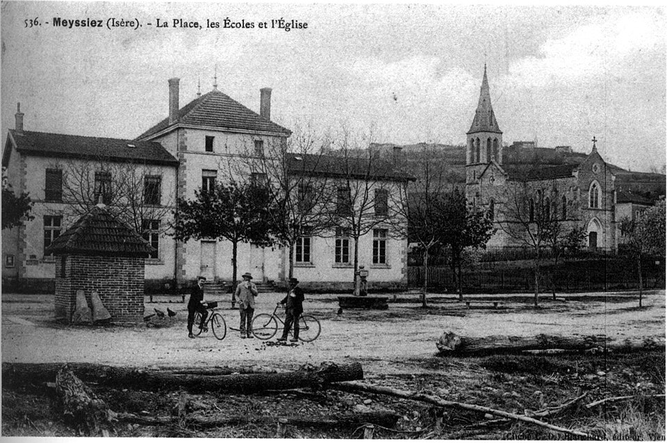 Meyssiez, la place, les écoles et 'église en 1912, p 125 de L'Isère les 533 communes — cliché C D Blanchard, éditeur à Vienne