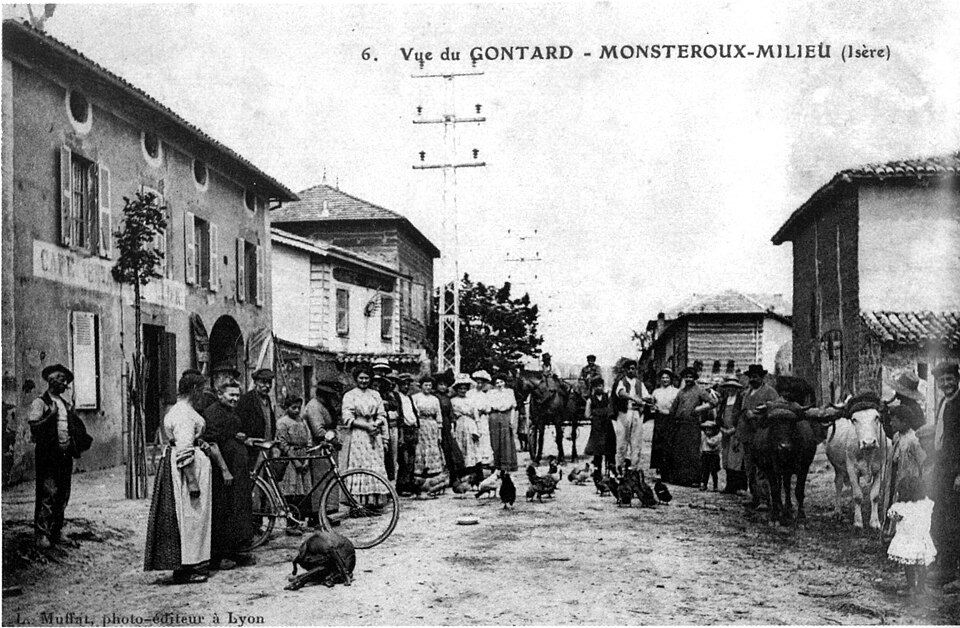 Monsteroux — Milieu, vue de Gontard en 1910, p 130 de L'Isère les 533 communes — L Muffat éditeur à Lyon