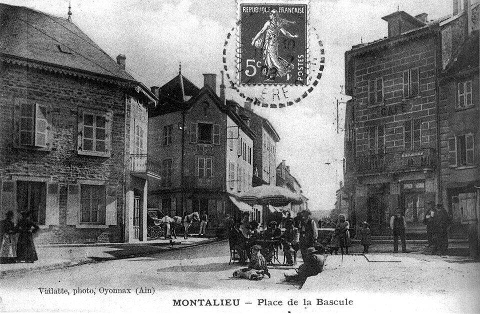 Montalieu — Vercieu, place de la bascule à Montalieu en 1908, p 132 de L'Isère les 533 communes — F Vialatte, phot à Oyonnax