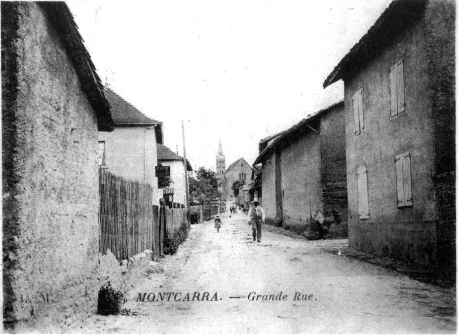 Montcarra, Grande Rue en 1910, p134 de L'Isère les 533 communes — L M