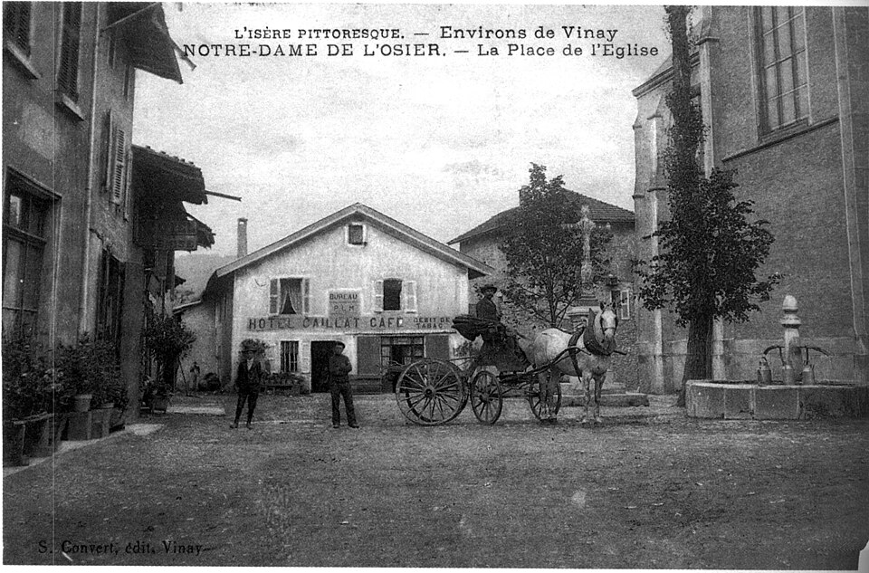 Notre — Dame — de — l'Osier, la place de l'église en 1909, p146 de L'Isère les 533 communes — S Convert éditeur à Vinay