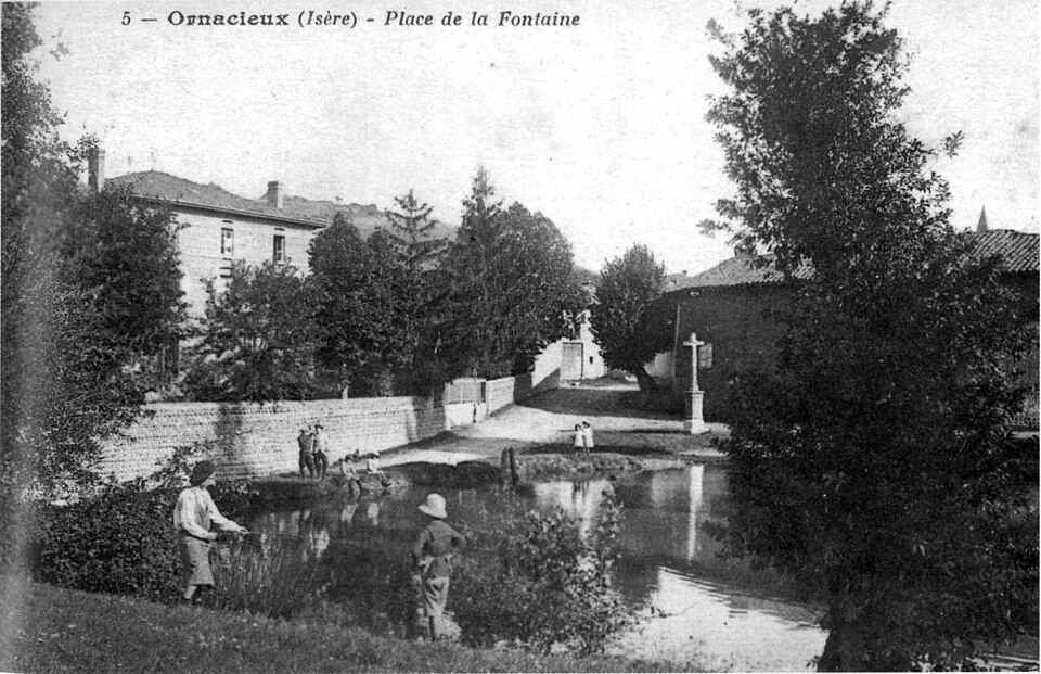 Ornacieux, place de la fontaine, 1909, p149 de L'Isère les 533 communes — phot voir carte postale