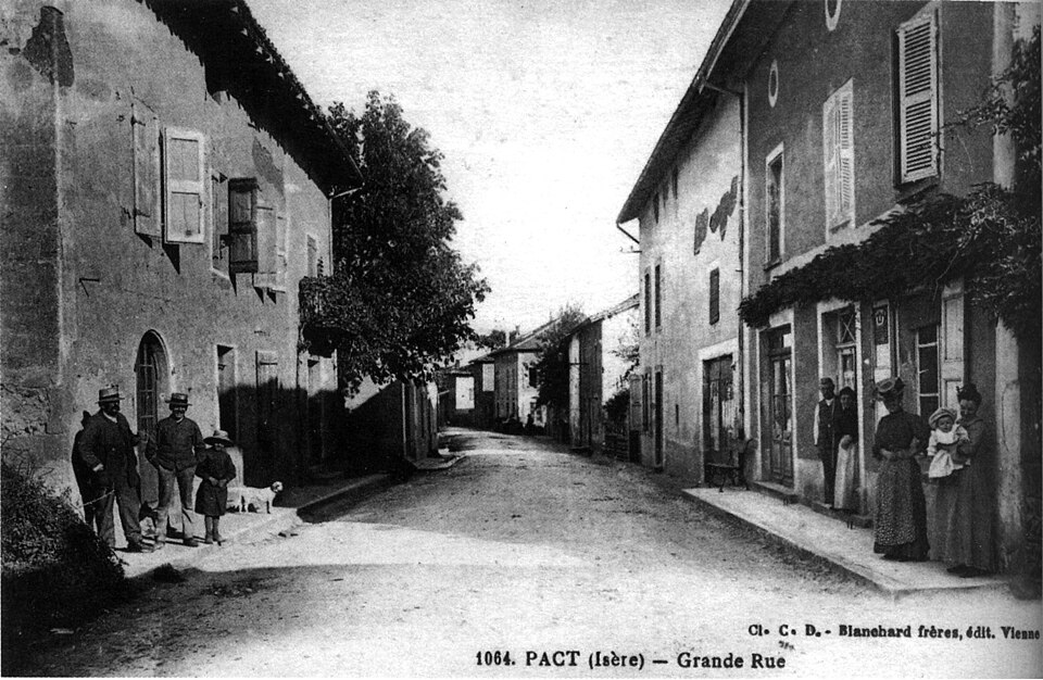 Pact, Grande Rue en 1908, p152 de L'Isère les 533 communes — Cliché C D, Blanchard frères édit à Vienne