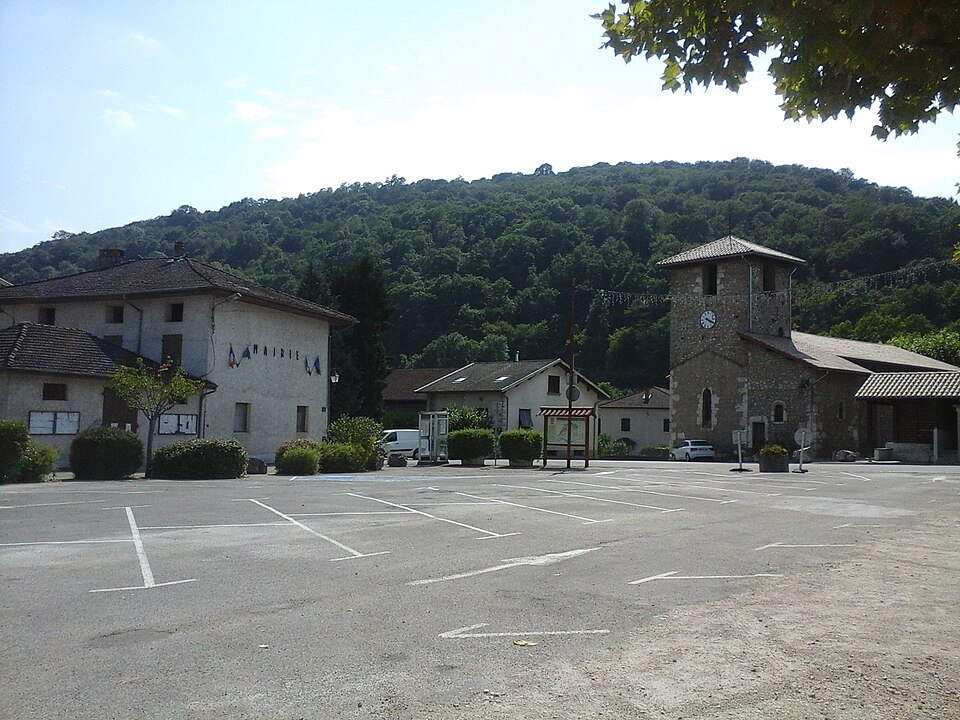 Place du village, Poliénas