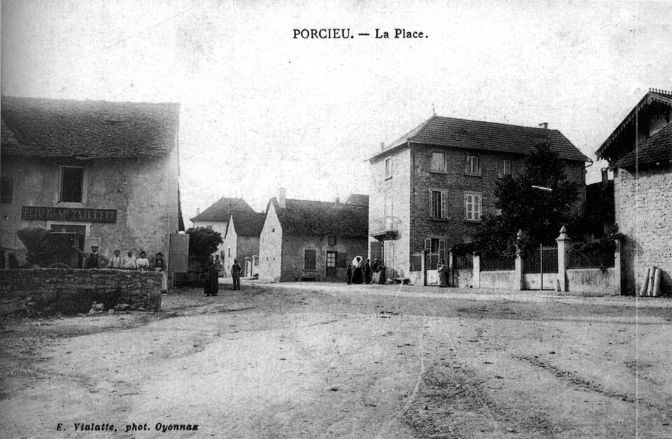 Porcieu — Amblagnieu, la place en 1906, p167 de L'Isère les 533 communes — F Vialatte, phot à Oyonnax