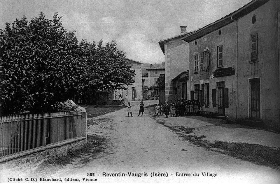 Reventin — Vaugris, entrée du village, 1906, p174 de L'Isère les 533 communes — cliché C D, Blanchard édit à Vienne