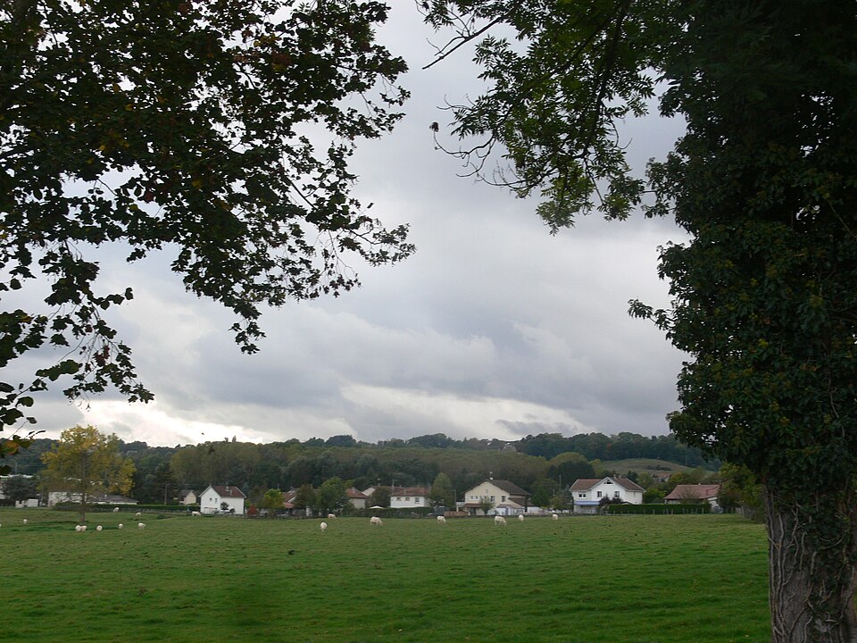 Saint — André — le — Gaz — pré entre la voie de chemin de fer et le village