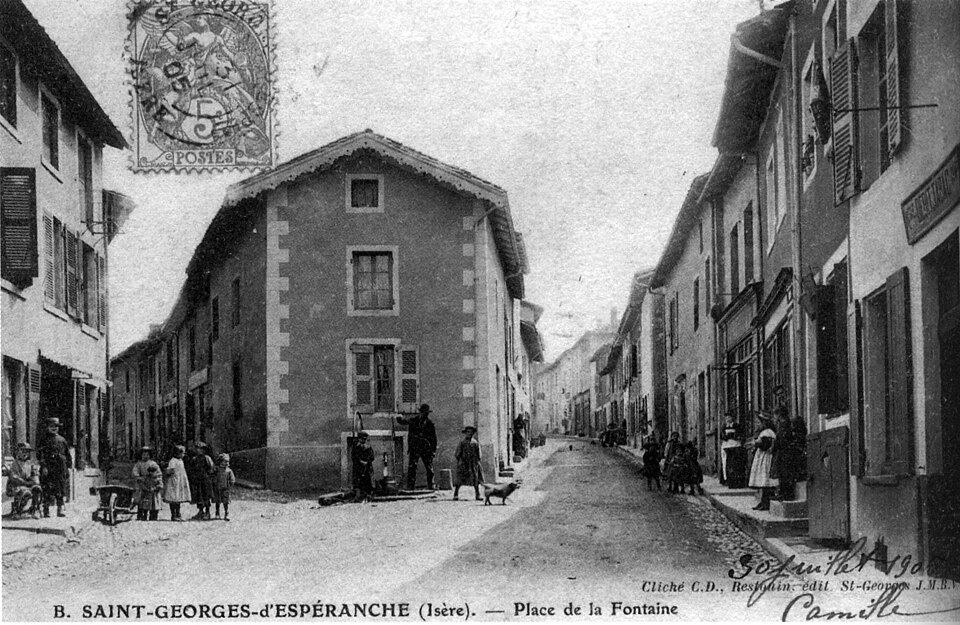 Saint — Georges — d'Espéranche, place de la fontaine, 1905, p200 de L'Isère les 533 communes — cliché C D, Restouin édit St Georges J M B V
