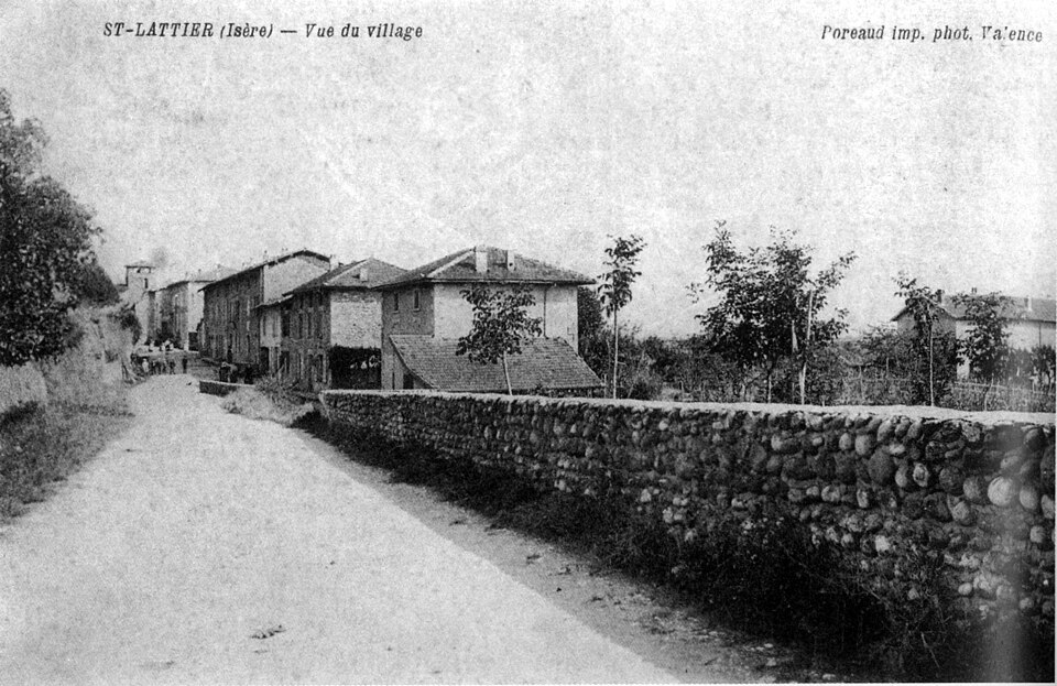 Saint — Lattier, vue du village, 1906, p210 de L'Isère les 533 communes — Poreaud imp phot Valence