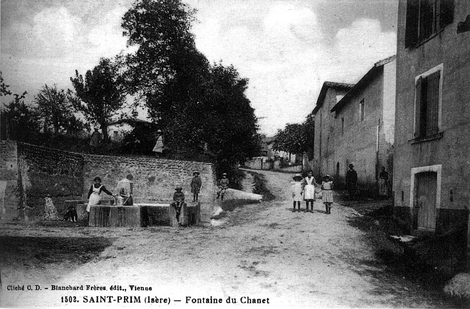 Saint — Prim, fontaine du Chanet, 1906, p225 de L'Isère les 533 communes — cliché C D, Blanchard frères édit Vienne