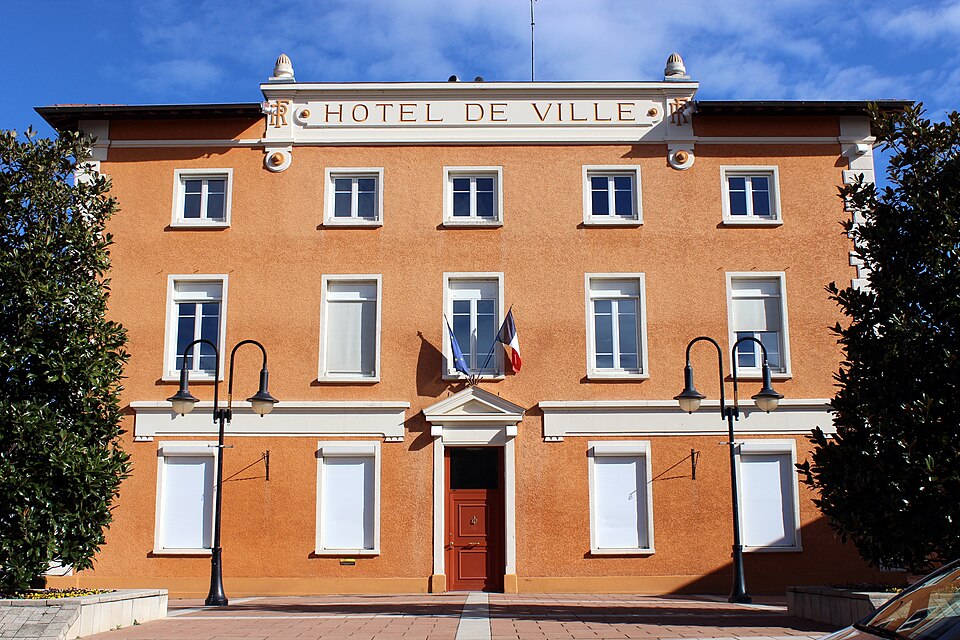 Saint — Quentin — Fallavier — Hotel de ville 2