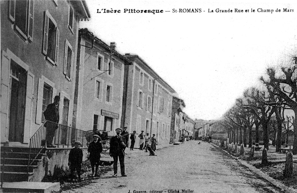 Saint — Romans, la Grande Rue et le Champ de Mars, 1910, p227 de L'Isère les 533 communes — J Guerre éditeur, cliché Muller