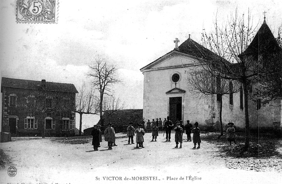 Saint — Victor — de — Morestel, place de l'église, 1905, p231 de L'Isère les 533 communes — éditeur à Morestel