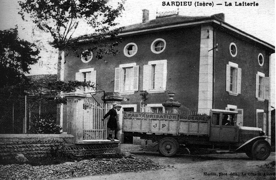 Sardieu, la laiterie, vers 1930, p237 de L'Isère les 533 communes — Merlin phot édit La Cote St André