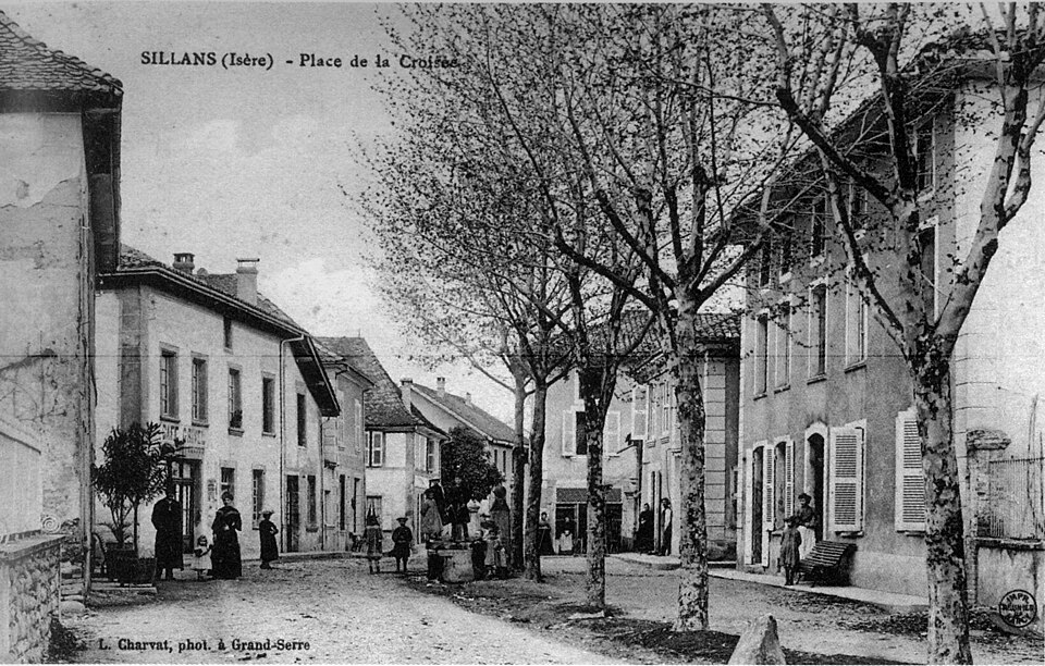 Sillans, place de la croisée, 1910, p245 de L'Isère les 533 communes — L Charvat, phot à Grand Serre