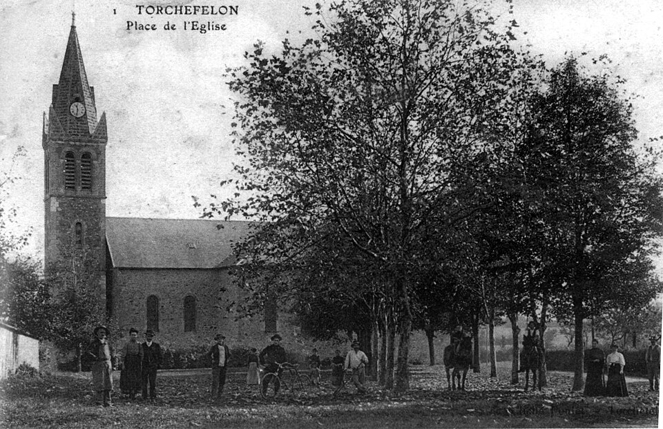 Torchefelon, place de l'église, 1912, p251 de L'Isère les 533 communes — cliché