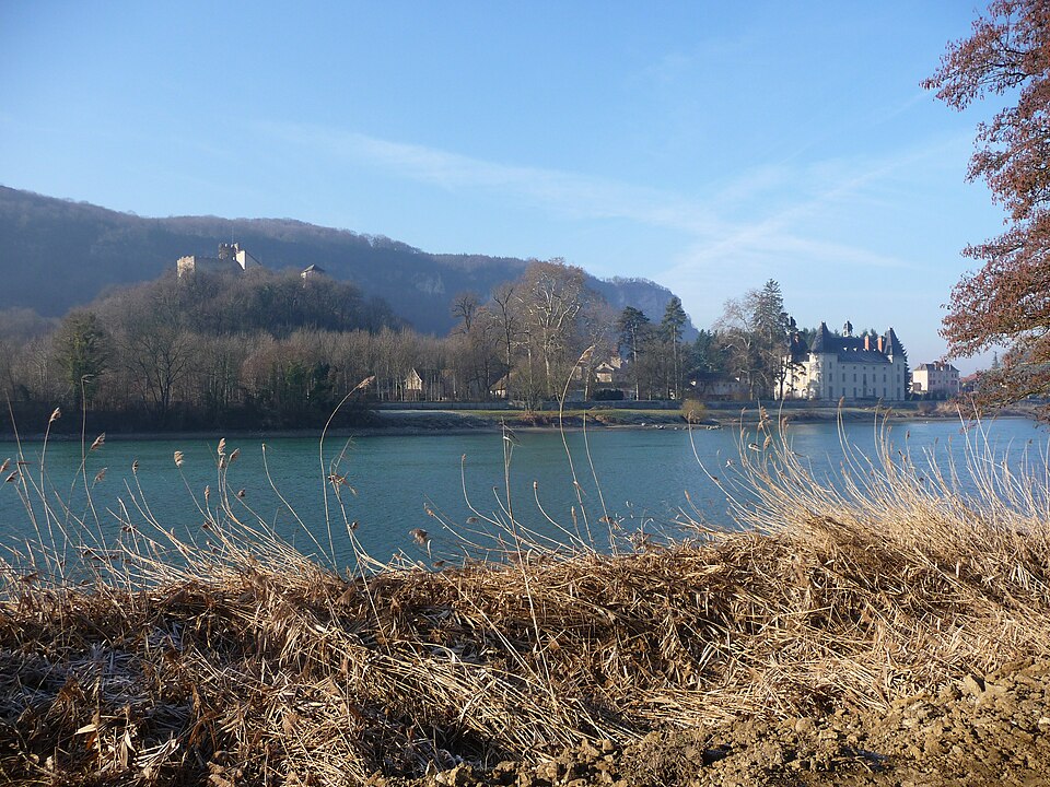 Châteaux vieux et neuf de Vertrieu (Isère)