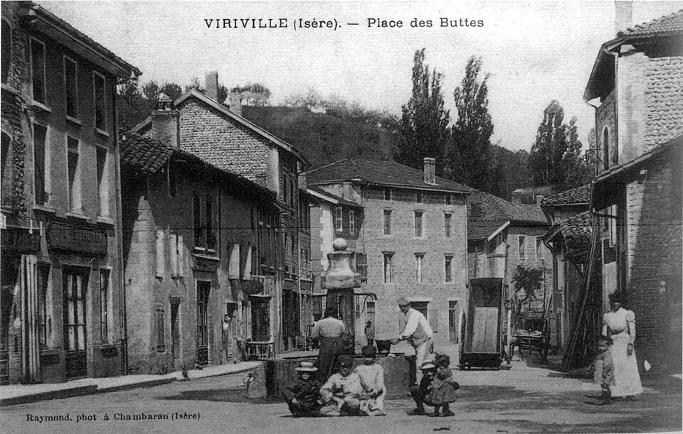 Viriville, place des Buttes, 1912, p282 de L'Isère les 533 communes — Raymond phot à Chambaran