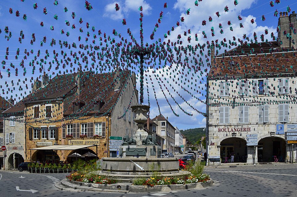 Arbois, la place de la Liberté