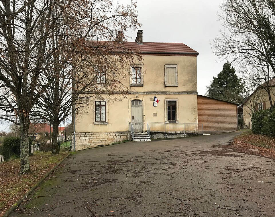 Vue de la mairie d'Augerans (Jura, France) en janvier 2018
