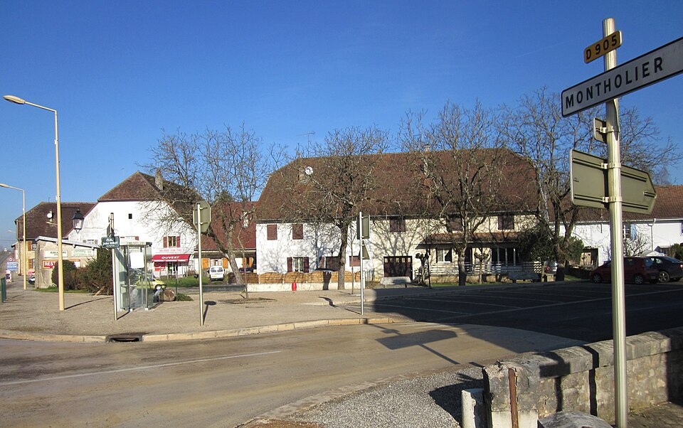 Place Jules — Simon à Aumont (Jura) en janvier 2012