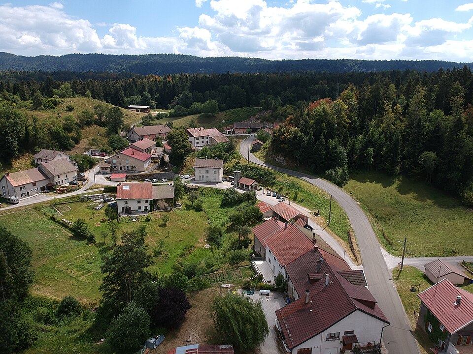 Vue aérienne de Châtel — de — Joux en juillet 2018 — 1