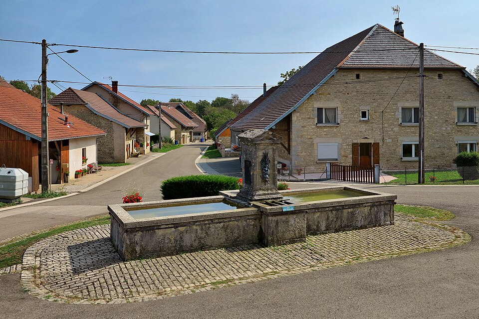Clucy, la fontaine — abreuvoir