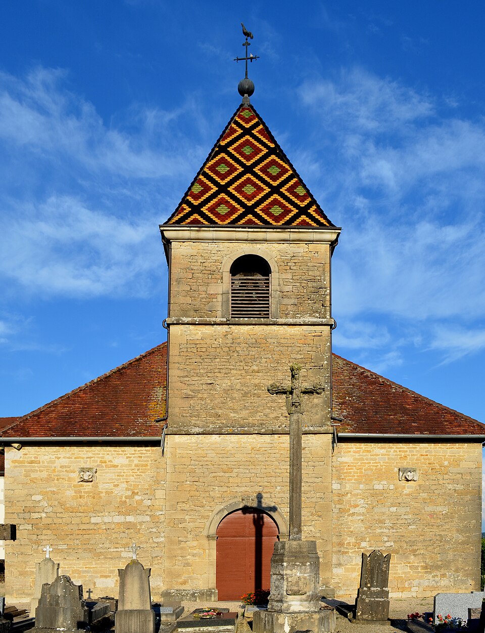 Église de l'Assomption de Courlaoux (Jura, France) et croix de cimetière (inscrite aux monuments historiques)